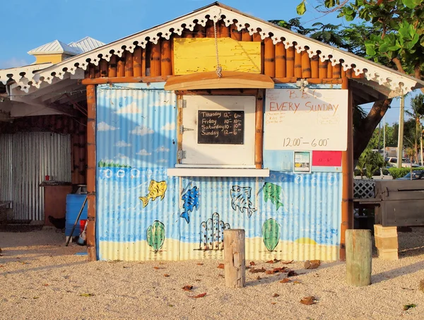ケイマン諸島のビーチに面したカフェ — ストック写真