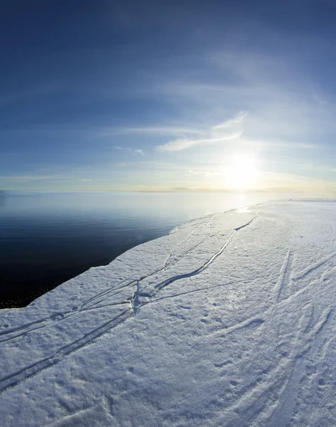 Ice edge and sunny blue sky — Stock Photo, Image