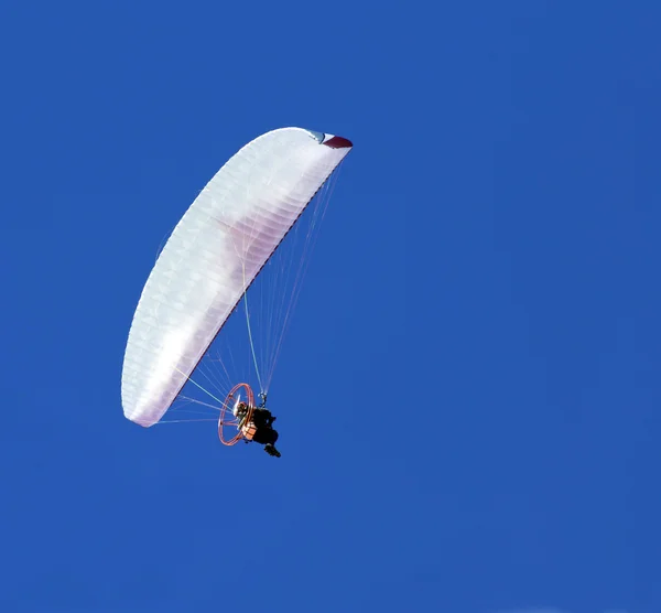 Yamaç paraşütü ve mavi gökyüzü — Stok fotoğraf