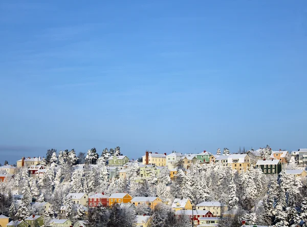 Maisons sur une colline et ciel bleu — Photo