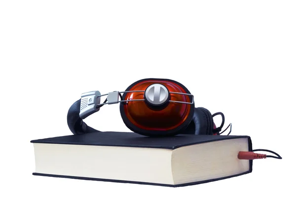 Kopfhörer in ein schwarzes Buch gesteckt, Hörbuch. lizenzfreie Stockbilder