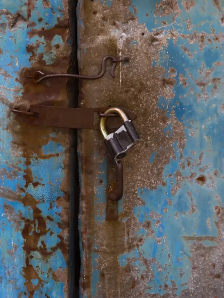 Old metal door with old lock — Stock Photo, Image