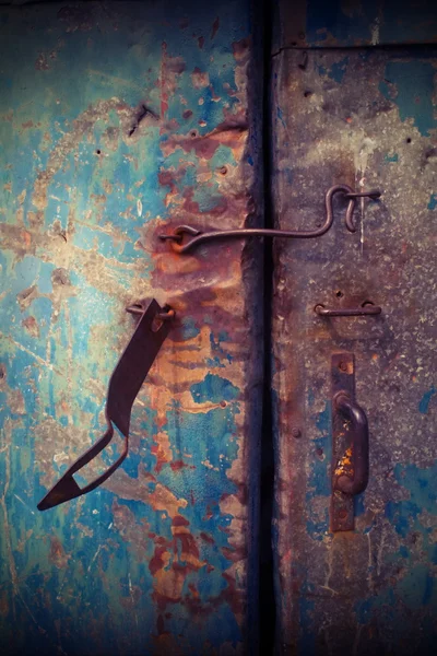 Closeup vinobraní staré kovové dveře — Stock fotografie