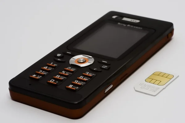 Mobiele telefoon met sim-kaart — Stockfoto
