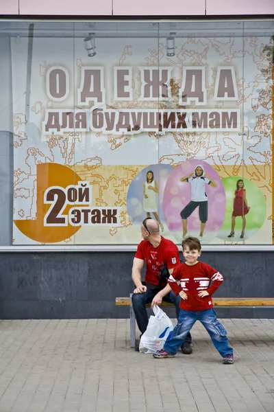 Δύο παιδιά στο κατάστημα για τις έγκυες γυναίκες — Φωτογραφία Αρχείου