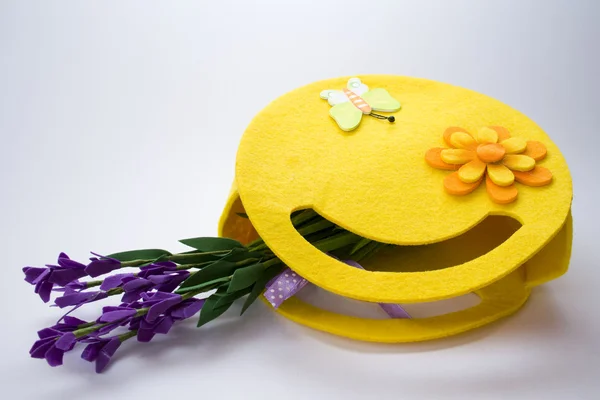 Bolsa amarela bonita com flores de primavera — Fotografia de Stock
