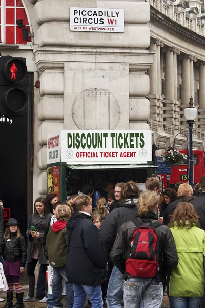 Toeristen in piccadilly circus, 2010 — Stockfoto