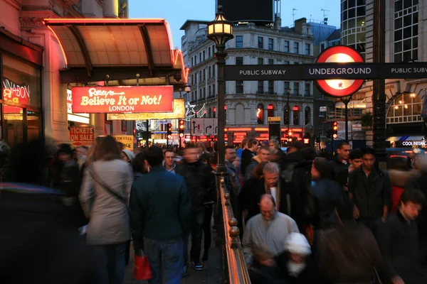 Toeristen in piccadilly circus, 2010 — Stockfoto