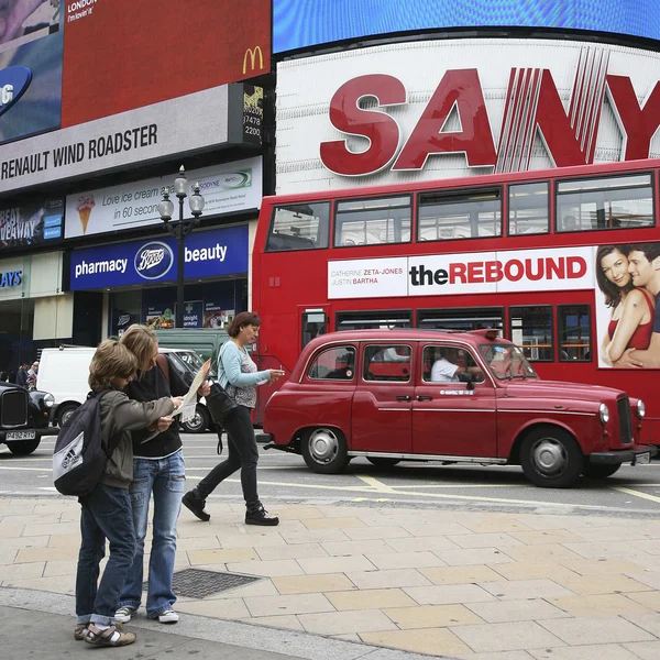 Turister i piccadilly circus, 2010 — Stockfoto