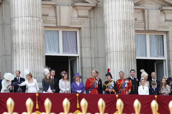 Királyi család a teraszon, a Buckingham-palota — Stock Fotó