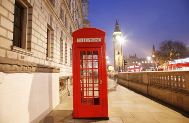 Londra telefon kulübesi ve big ben