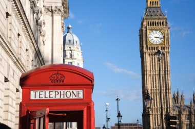 Big ben ve kırmızı telefon kulübesi