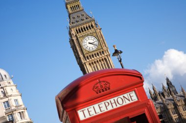 Big ben ve kırmızı telefon kulübesi