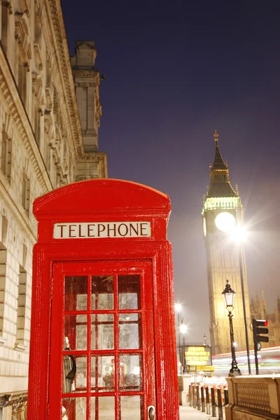 Budka telefoniczna w Londynie i big ben — Zdjęcie stockowe