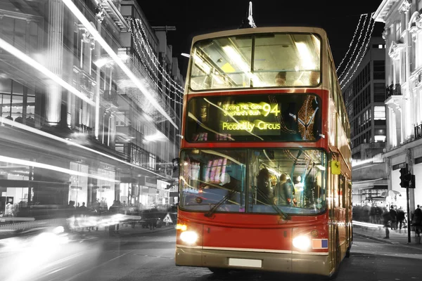 Autobús de dos pisos por la noche — Foto de Stock