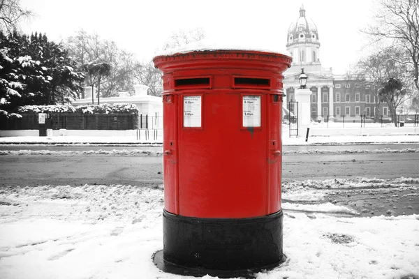 Sneeuw overdekte traditionele Britse postbus — Stockfoto