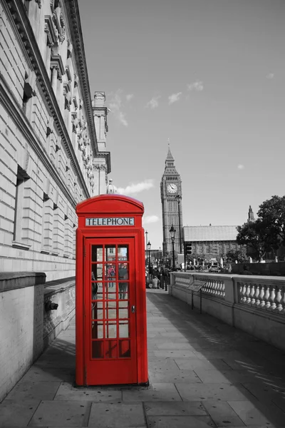 Биг-Бен и красная телефонная будка — стоковое фото