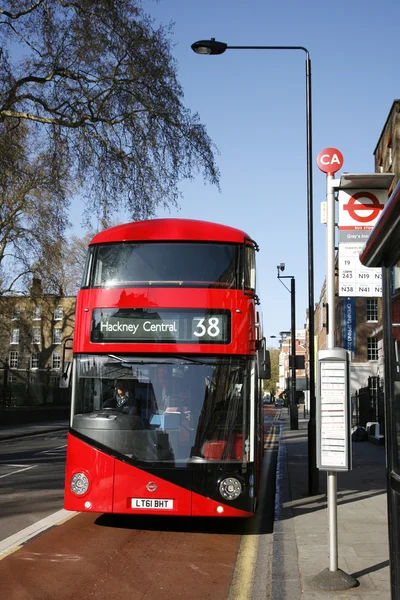 Новый автобус в Лондон — стоковое фото