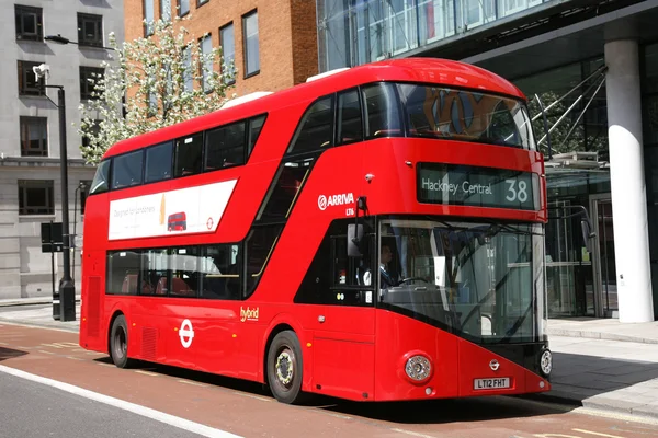 Nový autobus pro Londýn — Stock fotografie