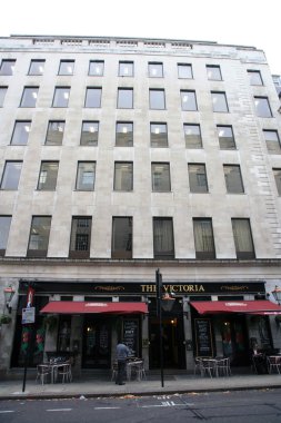 bir İngiliz pub'ın dış görünümünü