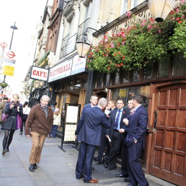 bir İngiliz pub'ın dış görünümünü