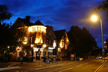 bir İngiliz pub'ın dış görünümünü