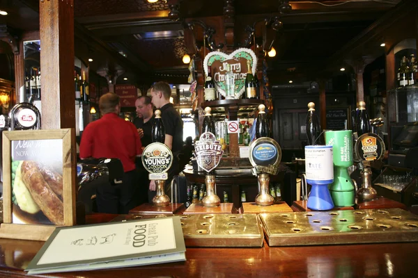 Inuti syn på en engelsk pub — Stockfoto