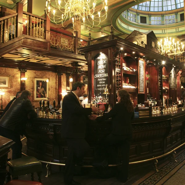 영어 술집의 내부 보기 — 스톡 사진