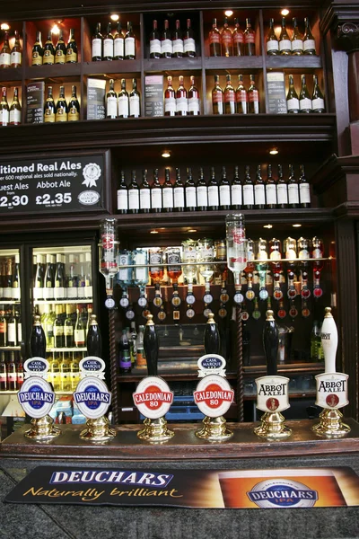 Bir İngiliz pub görünümü içinde — Stok fotoğraf