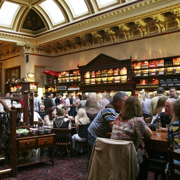 Vista interior de un pub escocés —  Fotos de Stock