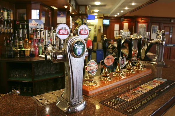 Vista interior de um pub inglês — Fotografia de Stock