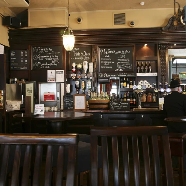 Vista interior de un pub inglés —  Fotos de Stock