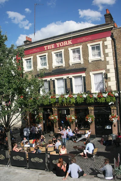Outside view of a english pub — Stock Photo, Image