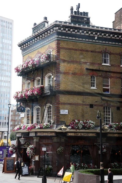 Utomståendes syn på en engelsk pub — Stockfoto