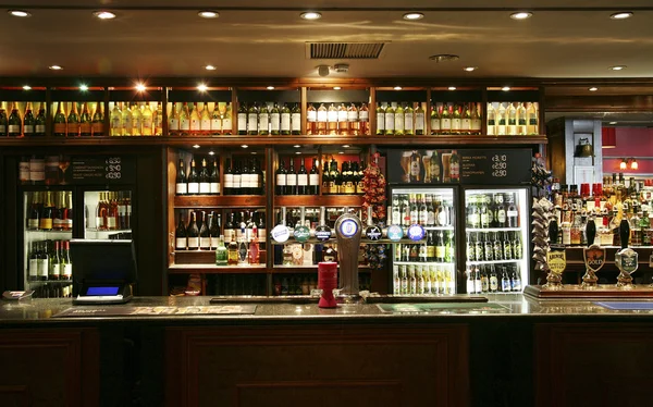 영어 술집의 내부 보기 로열티 프리 스톡 사진