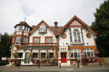 bir İngiliz pub'ın dış görünümünü