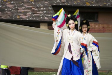 Kore etnik dans performansı