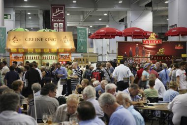 ziyaretçilerin büyük İngiliz Bira Festivali