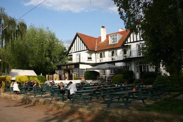 Bir İngiliz pub'ın dış görünümünü — Stok fotoğraf