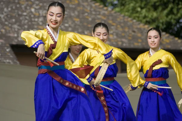 Performance de danse ethnique coréenne — Photo