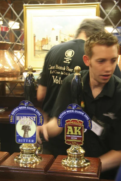 Brouwers van de grote Britse bierfestival — Stockfoto