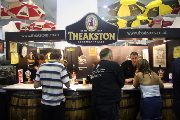 Bezoekers van de grote Britse bierfestival — Stockfoto