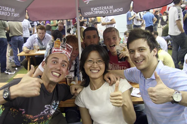 Besucher des großen britischen Bierfestivals — Stockfoto