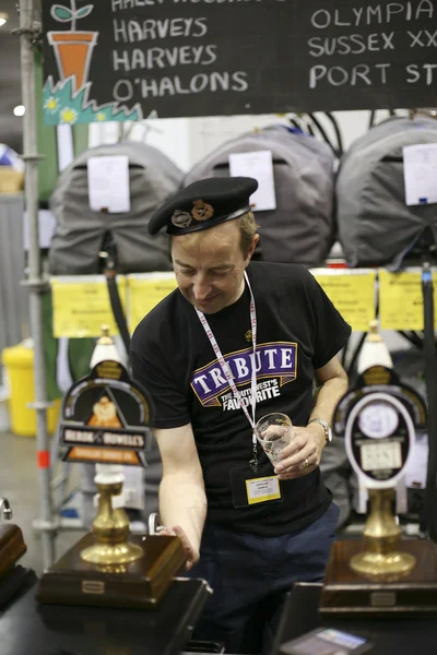 伟大的英国啤酒节的啤酒商 — 图库照片