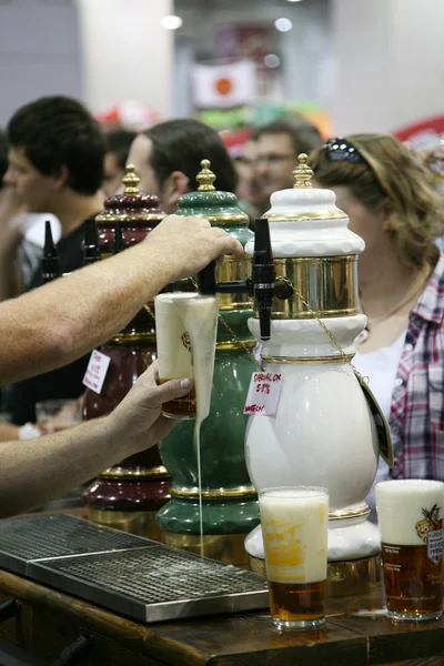 Pivovary velký britský pivní festival — Stock fotografie