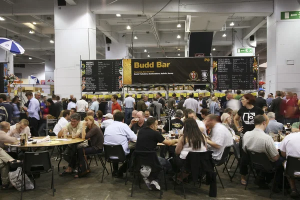 Visitors of The Great British Beer Festival — Stock Photo, Image