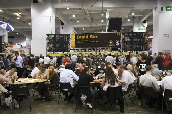 Visitantes do Great British Beer Festival — Fotografia de Stock