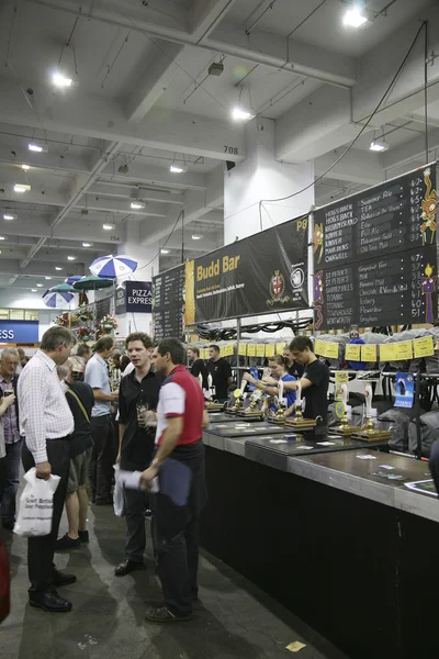 Bezoekers van de grote Britse bierfestival — Stockfoto