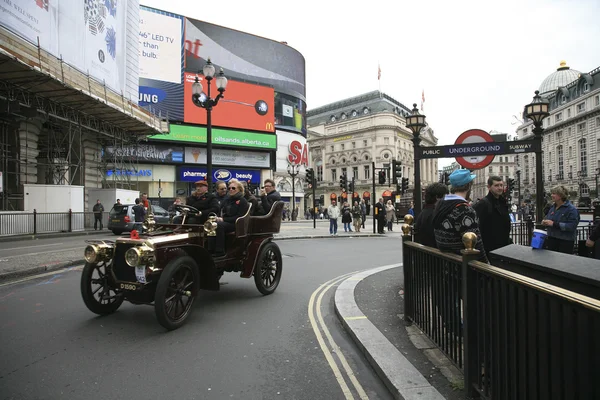 Londra brighton usta araba çalıştırmak için — Stok fotoğraf
