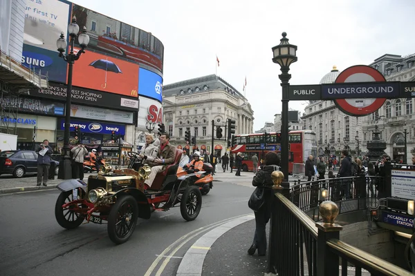 London till brighton veteran bil kör — Stockfoto